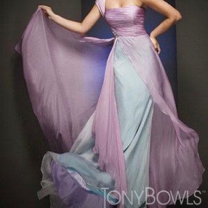 NWT, beautiful Tony Bowls evening gown.